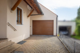 Außenanasicht Garage und Hauseingang - Schönes, gepflegtes Einfamilienhaus mit Garten und Garage. Besichtigen- verlieben-einziehen!