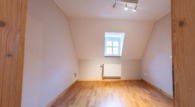 Zimmer 2 im DG -  Ankleide - 184 m² Wfl. zzgl. 90m² Gewerbefläche - Leben und Arbeiten mitten in der Stadt !